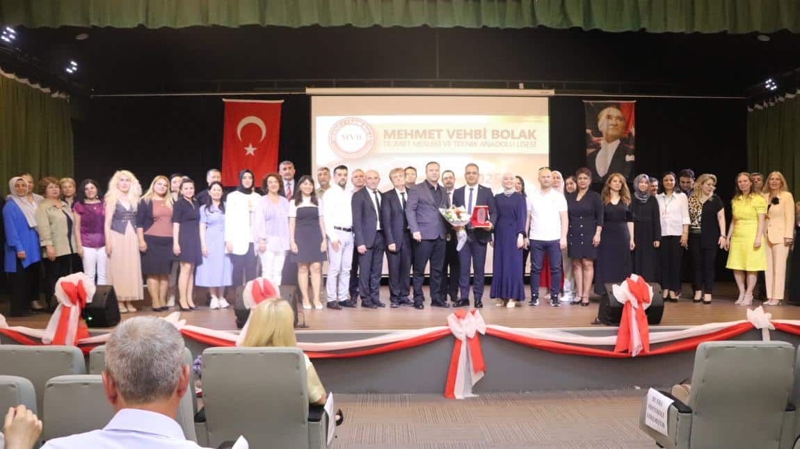 Mehmet Vehbi Bolak Ticaret Mesleki ve Teknik Anadolu Lisesi'nde Mezuniyet Coşkusu!